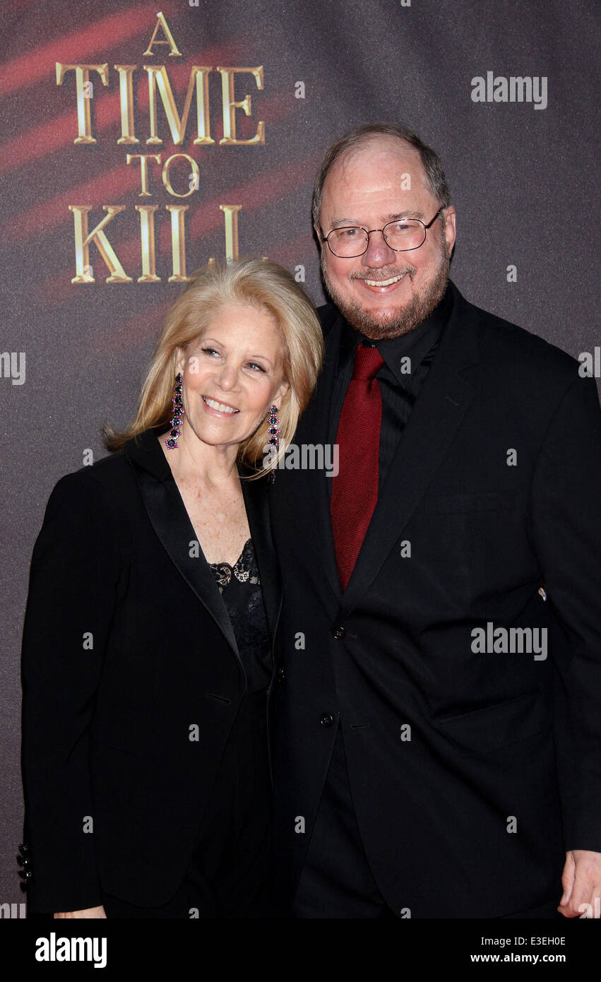 Premiere von dem Broadway-Stück A Time to Kill an John Golden Theatre-Ankünfte.  Mitwirkende: Daryl Roth, Rupert Holmes wo: New York, NY, Vereinigte Staaten von Amerika bei: 20. Oktober 2013 Stockfoto