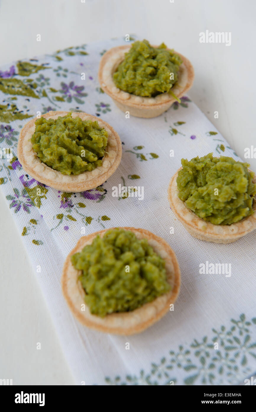 Mini-Törtchen mit Brokkoli-Püree Stockfoto