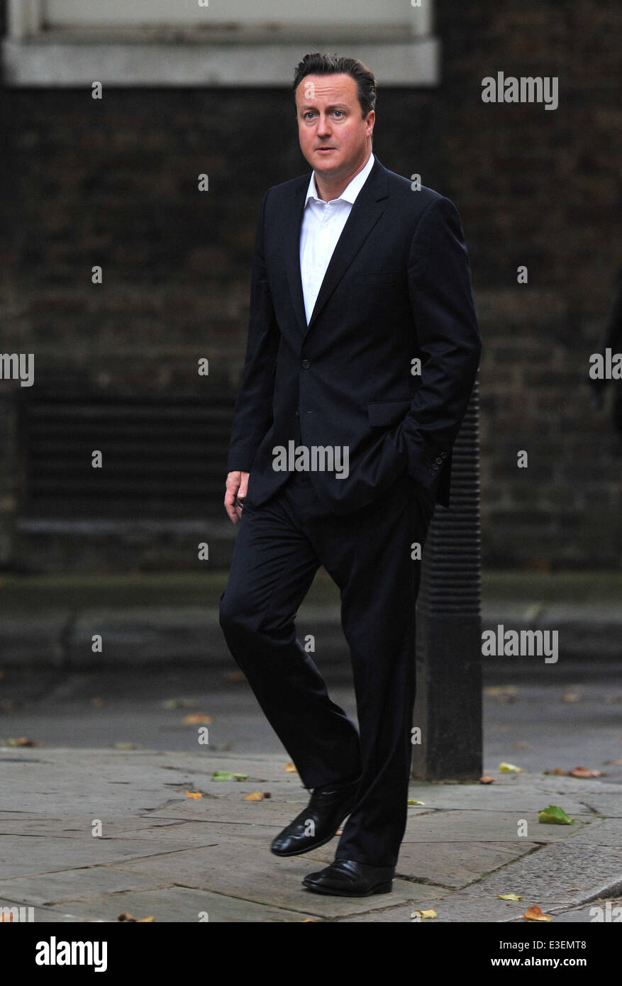 Minister zu gelangen, statt von eine Kabinettssitzung an der Hausnummer 10 Downing Street Featuring: Premierminister David Cameron Where: London, Vereinigtes Königreich bei: 22. Oktober 2013 Stockfoto