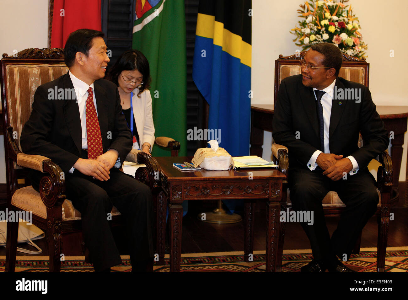 Dar Es Salaam, Tansania. 23. Juni 2014. Tanzanian President Jakaya Kikwete (R) trifft sich mit dem Besuch der chinesische Vizepräsident Li Yuanchao in Dar Es Salaam, Tansania, 23. Juni 2014. © Zhou Xiaoxiong/Xinhua/Alamy Live-Nachrichten Stockfoto