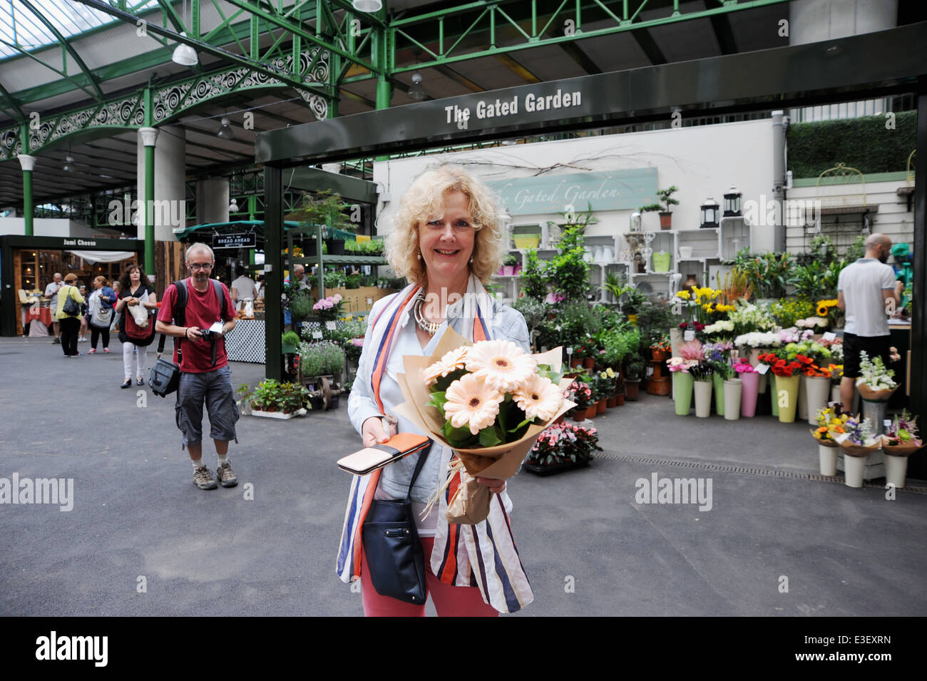 London Borough Markt UK Frau Blumen kaufen Stockfoto
