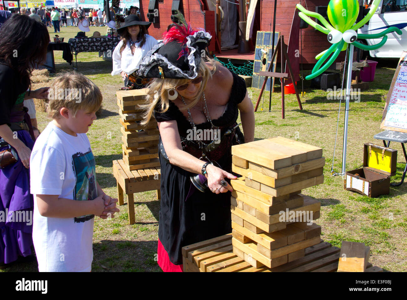 Pirat Landing ist ein beliebter Sport-Center für die Kinder beim jährlichen St. Augustine Lions Seafood Festival, St. Augustine, FL Stockfoto