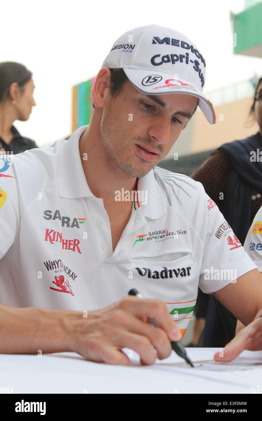 Adrian SUTIL, GER, Team Force India bei einer Autogrammstunde Formel eine indische Grand Prix 2013 an Buddh International Circuit wo: Noida, Indien bei: 24. Oktober 2013 Stockfoto