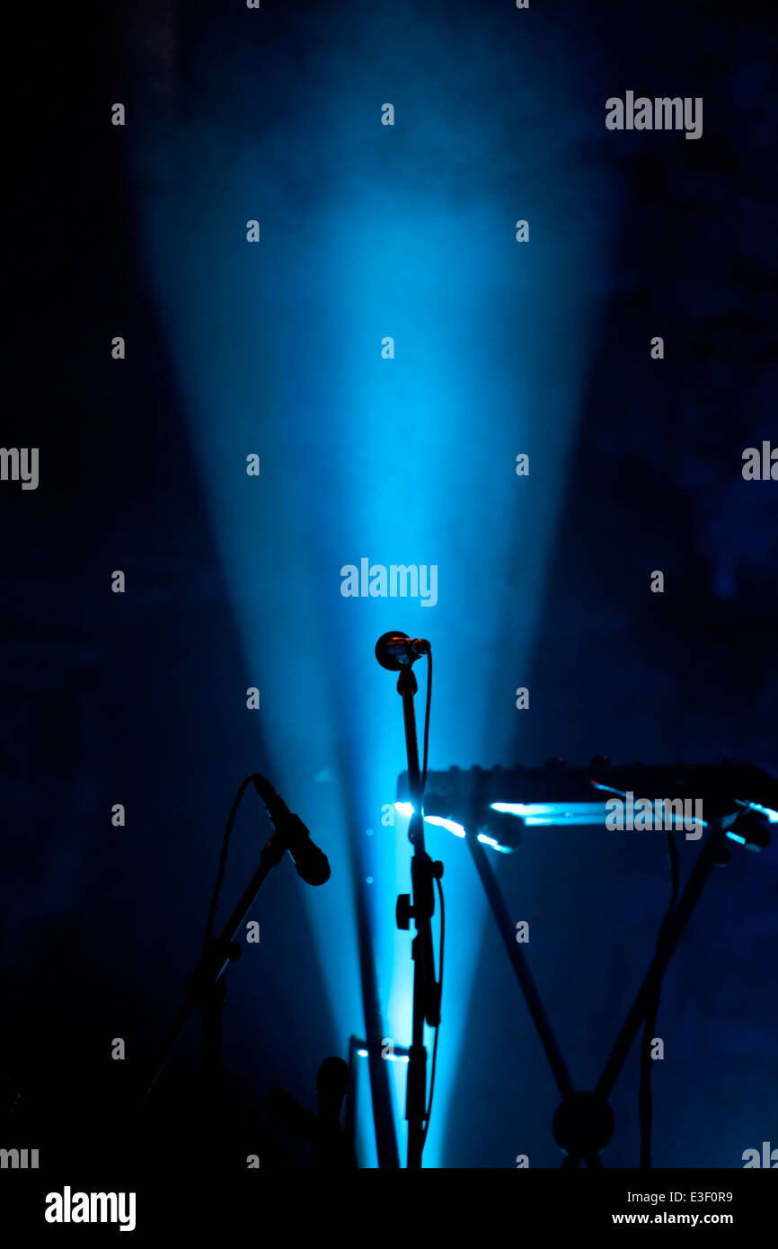 Mikrofon auf der leeren Bühne Stockfoto
