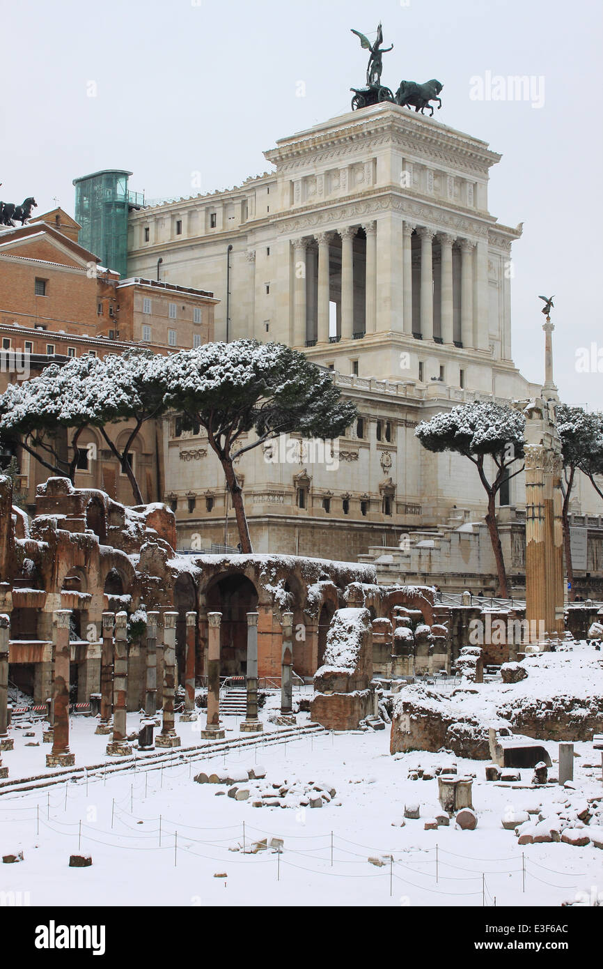 Victor Emmanuel II Monument unter Schnee in Rom, Italien Stockfoto