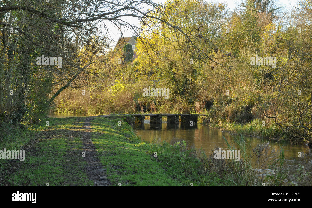 Stone Clapper Bridge Crossing a Stream in dem ländlichen Dorf Eastleach in den Cotswolds, Gloucestershire, England, Großbritannien Stockfoto