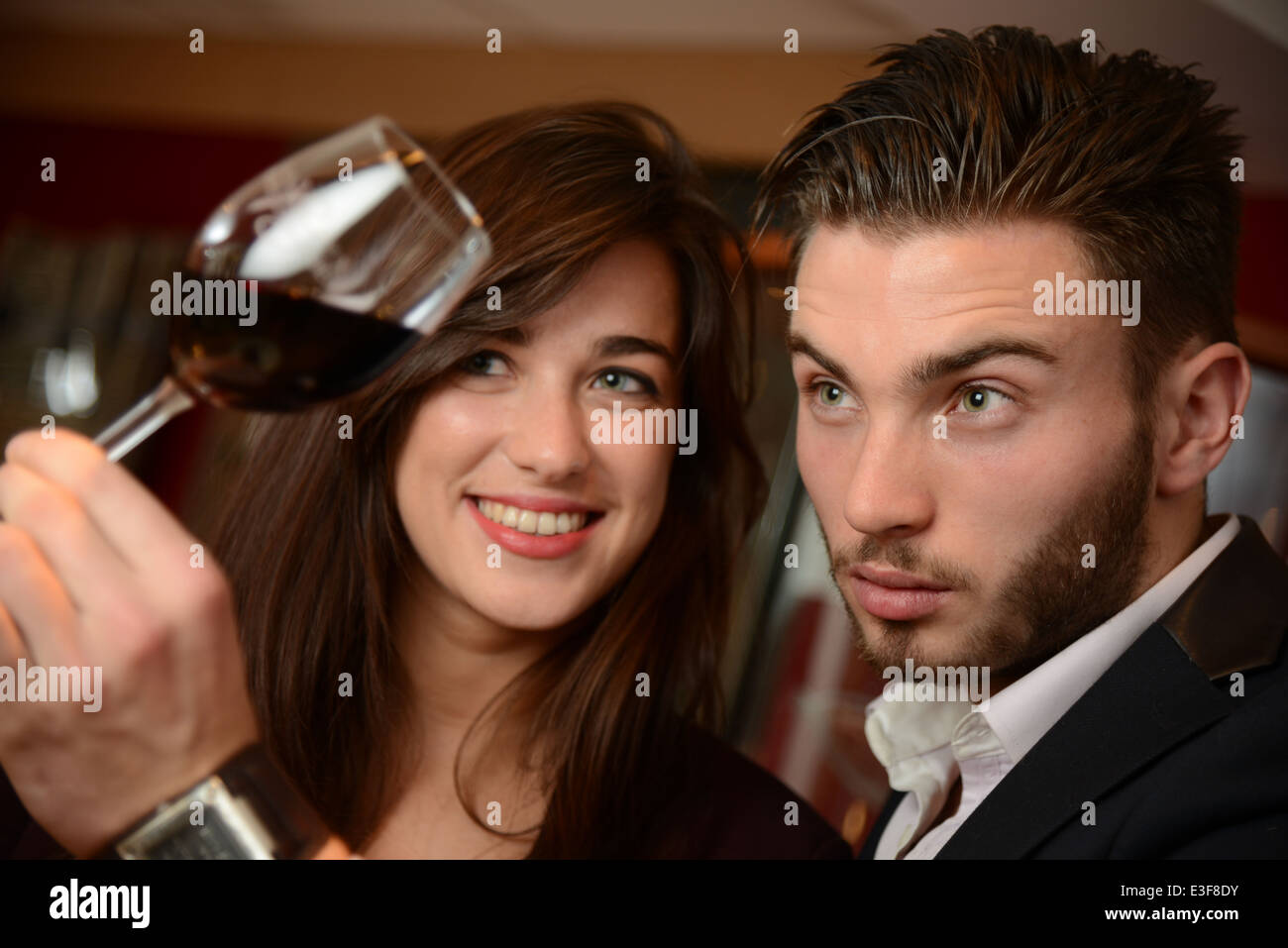 Junge Paare mit Rotwein Gläser an Feier oder party Stockfoto
