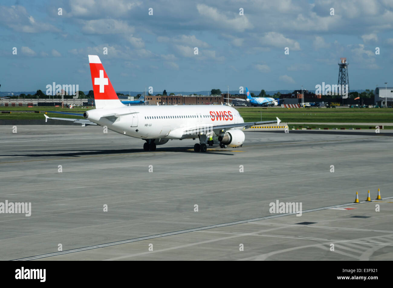 Swiss International Airlines Airbus A320 (HB-IJJ) Flugzeug bereit zum Abflug am Flughafen London Heathrow Stockfoto