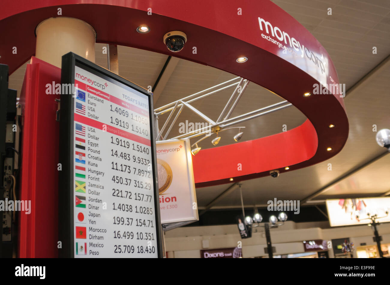 Geld-Austausch-Kiosk an einem Flughafen-Abflug-lounge Stockfoto