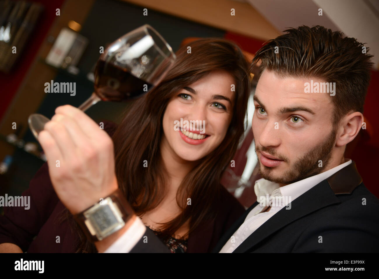 Junge Paare mit Rotwein Gläser an Feier oder party Stockfoto Junge Paare mit Rotwein Gläser an Feier oder party Stockfoto