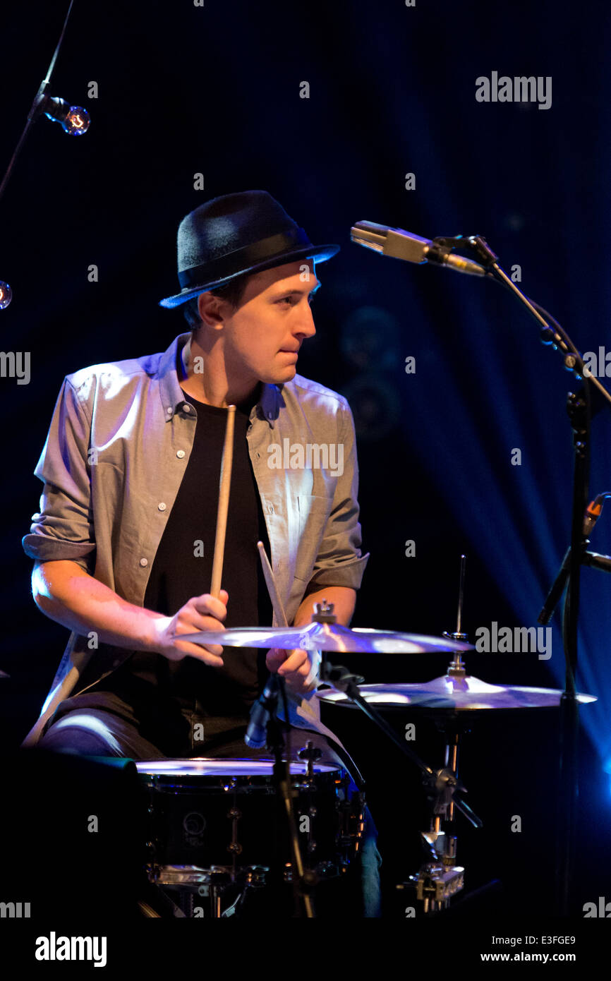 Adam Hayes, Schlagzeuger mit Victor & The Rain Dog, Aufnahme bei ITV London Studios UK. Stockfoto