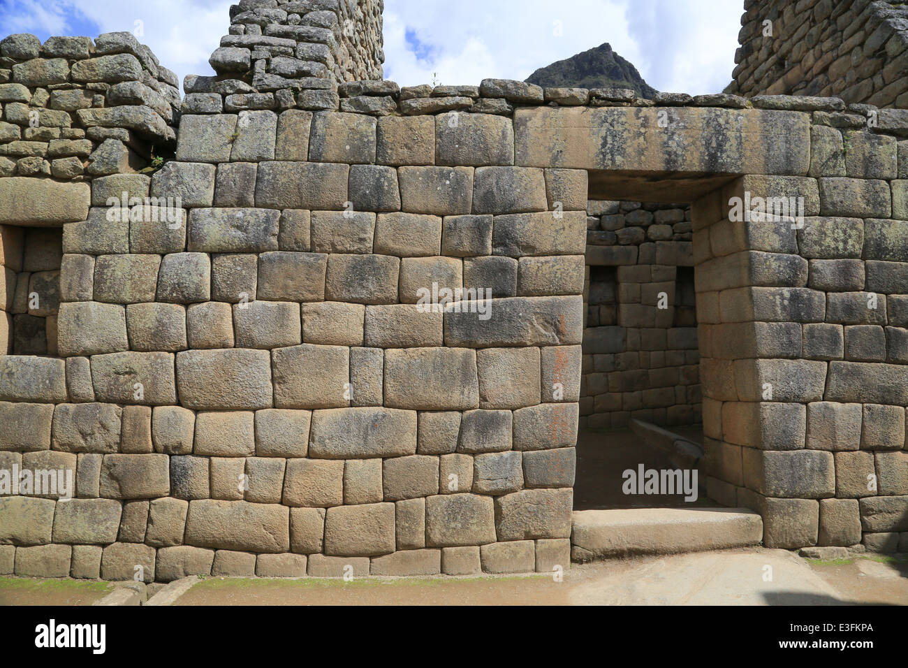 Das trapezförmige Bogen Mauerwerk an den Gebäuden in Machu Picchu, Cusco, Peru. Stockfoto