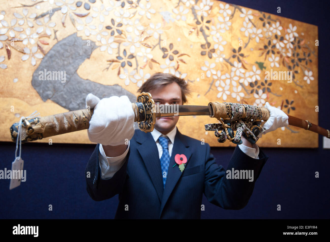 Samurai-Rüstungen und japanische Kunst Auktionsvorschau bei Bonhams.  D: 18. Jahrhundert Shinto Tachi, est £6000 wo: London, Vereinigtes Königreich bei: 5. November 2013 Stockfoto