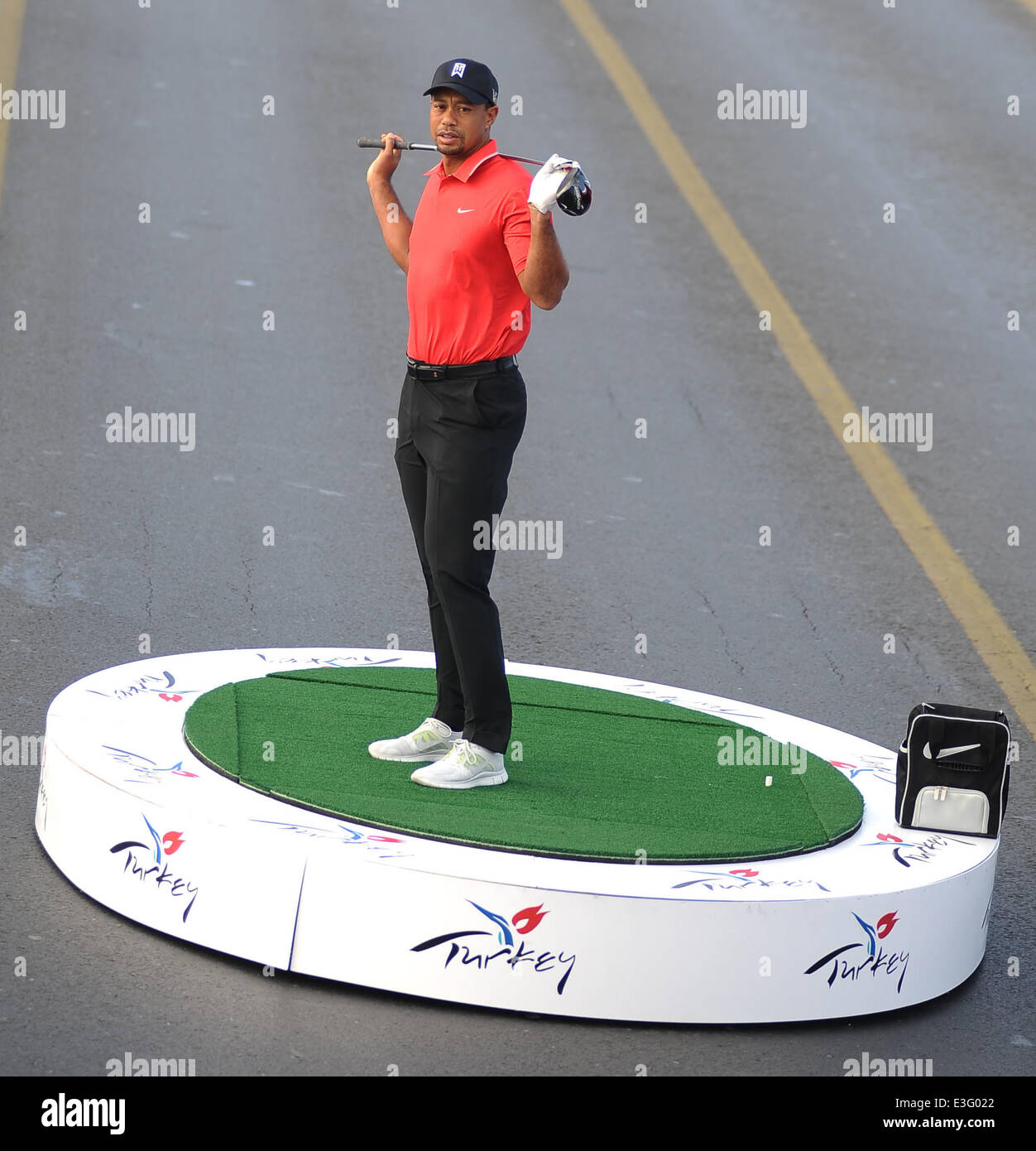 US-Golfer Tiger Woods während eines Ereignisses, das kommende Turkish Airlines Open Golfturnier auf die Bosporus-Brücke zu fördern, die europäischen und asiatischen Seiten in Istanbul verbindet. Woods ist in der Türkei, das Turnier zu besuchen, das stattfinden wird Stockfoto