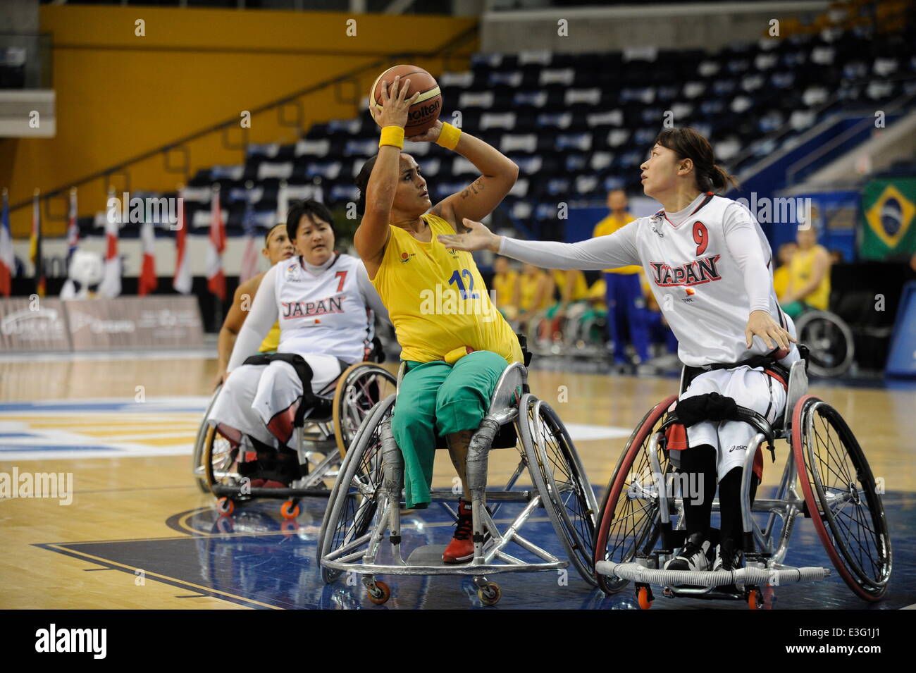 Toronto, Ontario, Kanada. 23. Juni 2014. Frauen Rollstuhl-Basketball-Meisterschaften, Mattamy Athletic Centre, Toronto Ontario, Kanada, Brasilien V Japan - Lia Maria Soares Martins (BRA) schießt über Mayumi Tsuchida (JAP) Credit: Peter Llewellyn/Alamy Live News Stockfoto