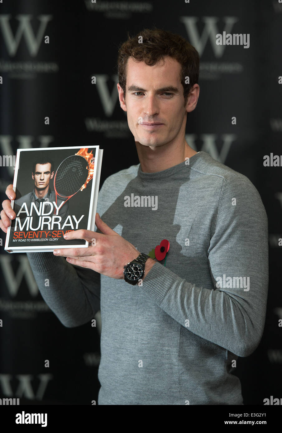 Andy Murray unterschreibt Exemplare seines neuen Buches "Seventy-Seven: mein Weg zu Wimbledon Herrlichkeit ', bei Waterstones Piccadilly.  Mit: Andy Murray wo: London, Vereinigtes Königreich bei: 6. November 2013 Stockfoto