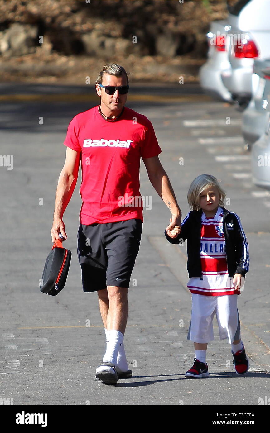 Gavin Rossdale trägt einen rote französische Sportswear-Top von Babolat mit  Nike Shorts, weiße Socken und Sandalen, übernimmt Sohn Zuma zur Schule  tragen Adidas Trainingsanzug und FC Dallas Fußballtrikot Featuring: Gavin  Rossdale, Zuma