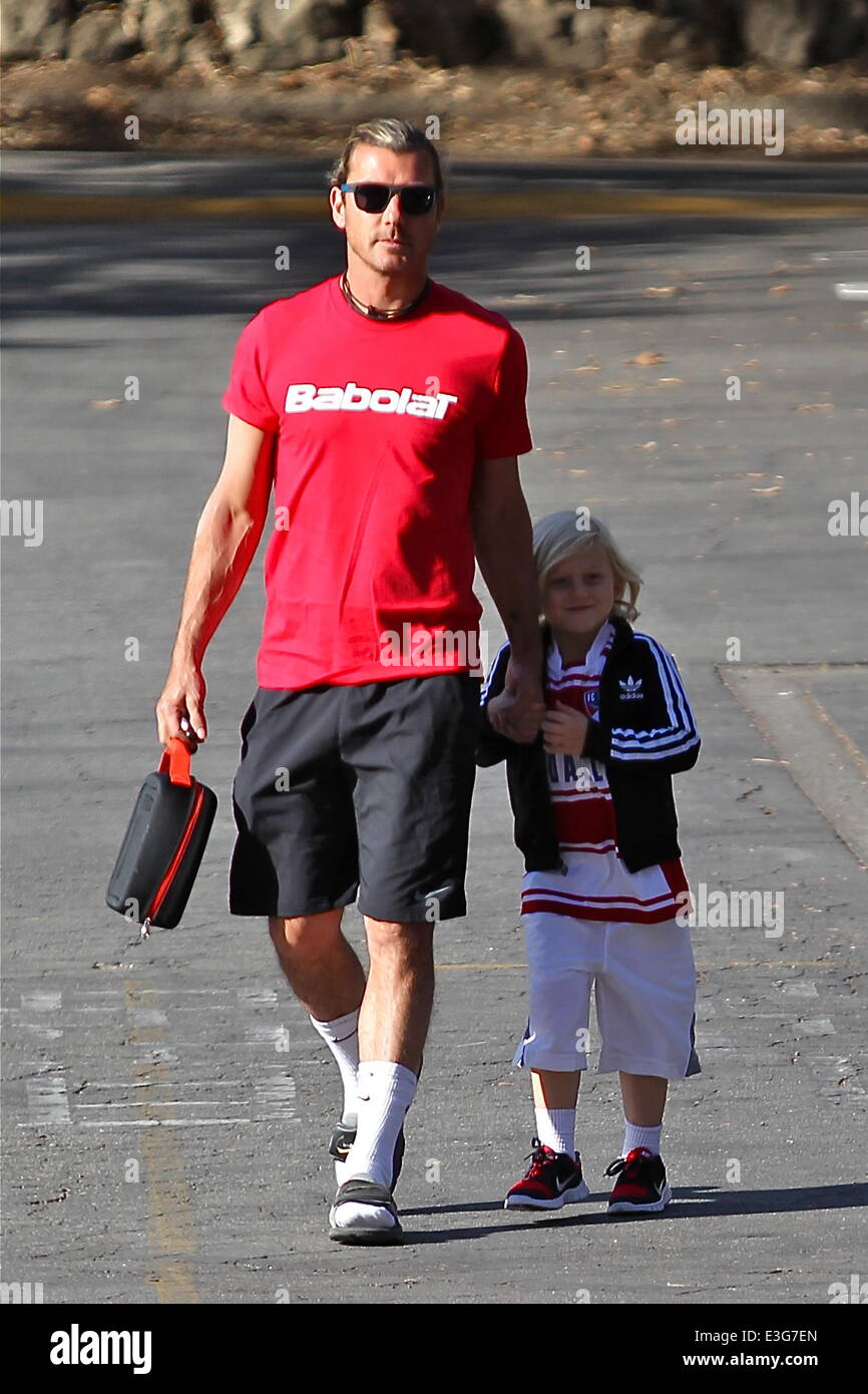 Gavin Rossdale trägt einen rote französische Sportswear-Top von Babolat mit  Nike Shorts, weiße Socken und Sandalen, übernimmt Sohn Zuma zur Schule tragen  Adidas Trainingsanzug und FC Dallas Fußballtrikot Featuring: Gavin  Rossdale, Zuma