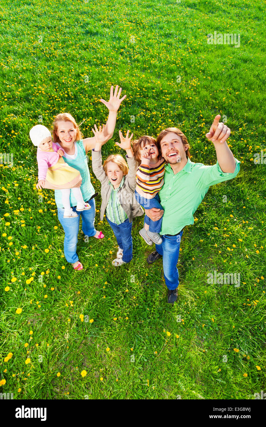 Lächelnde Familienfoto vom Spitzenplatz im park Stockfoto