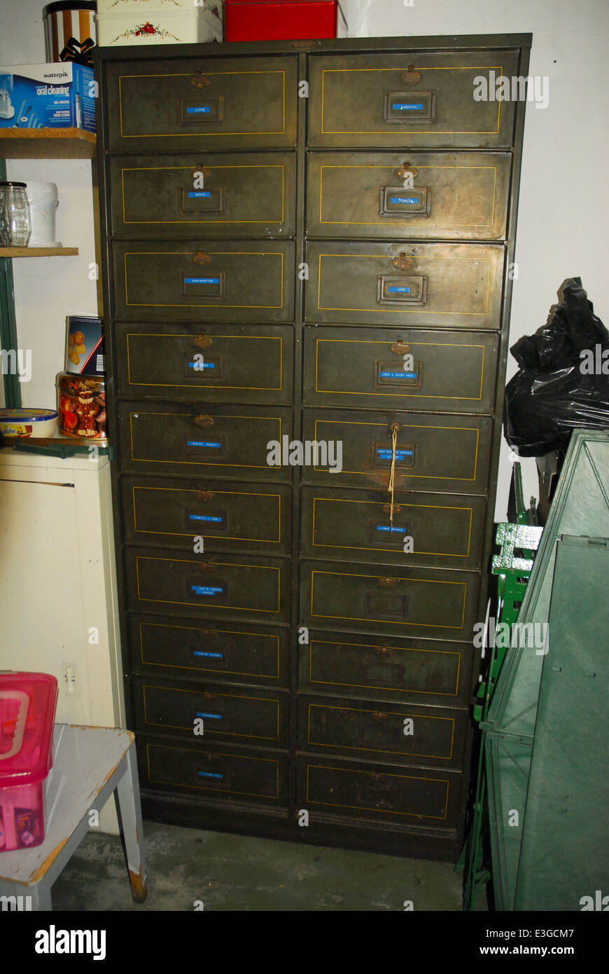 Vintage Metallschrank in einem Keller Stockfotografie