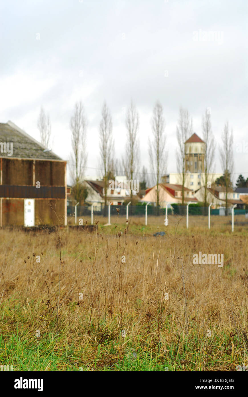 Brachliegendes Feld mit einer angrenzenden Scheune Stockfoto