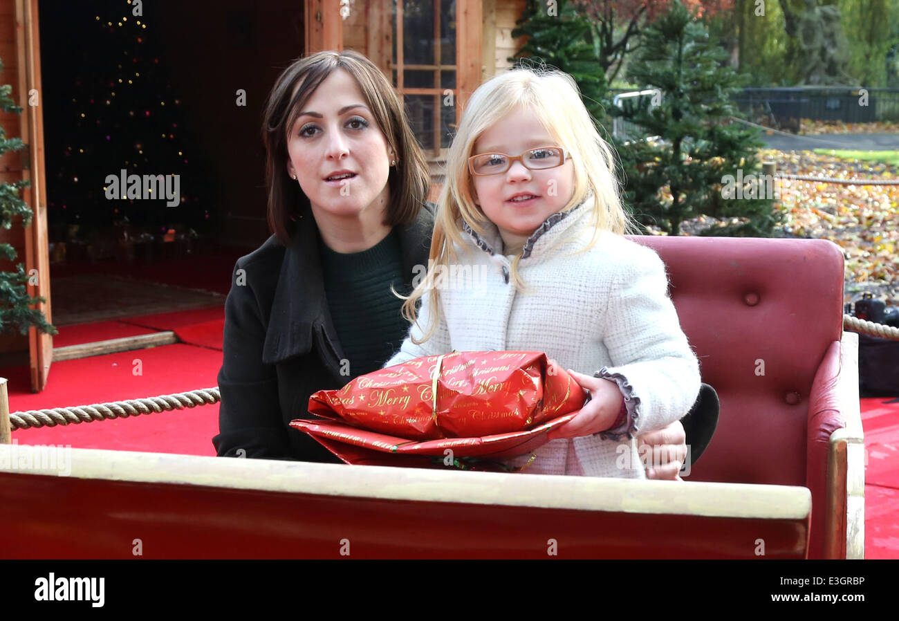 "Meet Santa" Photocall abgehaltenen ZSL London Zoo Featuring: Natalie Cassidy, Eliza Cottrell Where: London wenn: 13. November 2013 Stockfoto