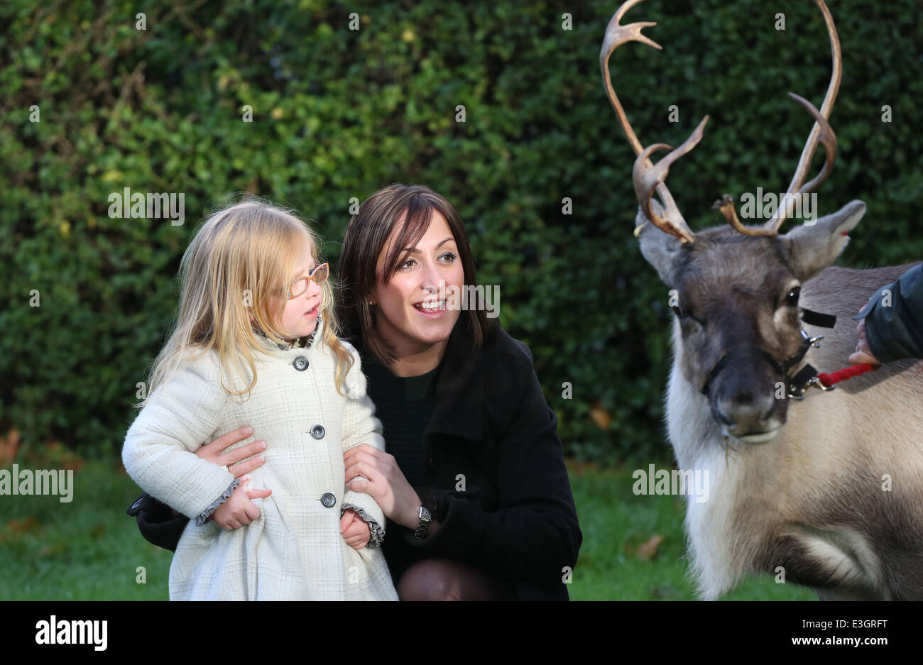 "Meet Santa" Photocall abgehaltenen ZSL London Zoo Featuring: Natalie Cassidy, Eliza Cottrell Where: London wenn: 13. November 2013 Stockfoto