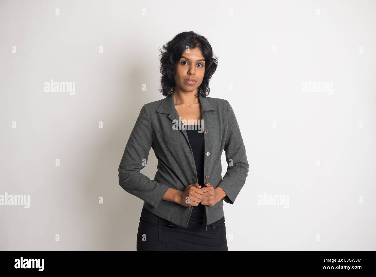 indische Frau cool Businesslook mit einfarbigen Hintergrund Stockfoto