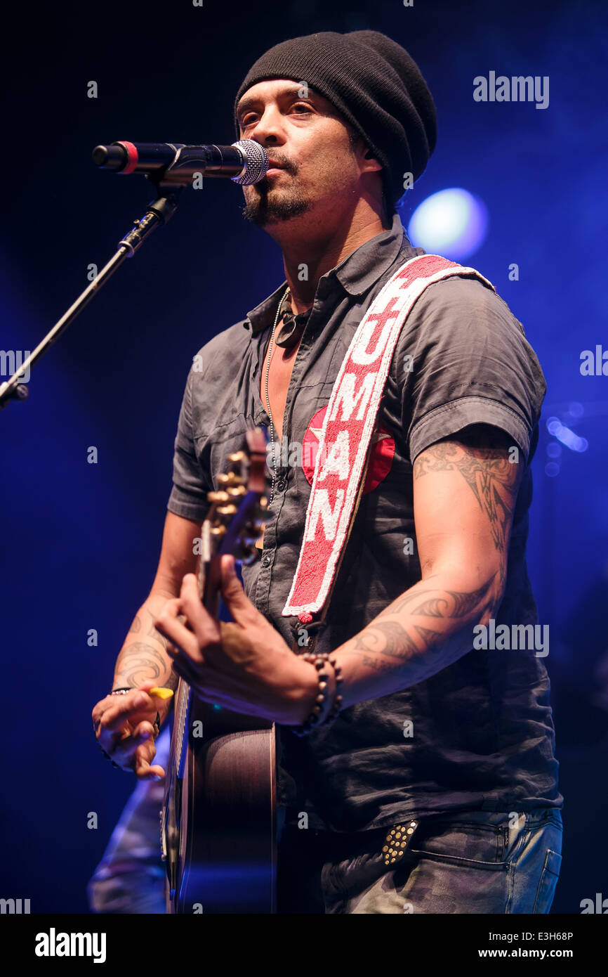 Michael Franti Michael Franti und Speerspitze führt am Capitol Theater Featuring: Michael Franti Where: Port Chester, New York, USA bei: 15. November 2013 Stockfoto