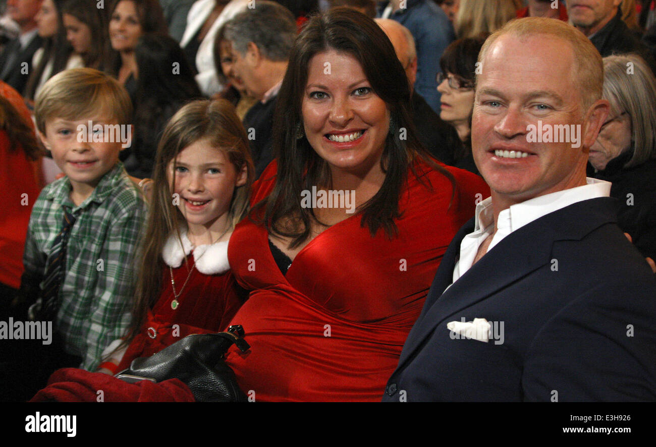 11. jährliche Weihnachtsbaum Beleuchtung im Grove spektakulären Zeremonie mit: Neal McDonough, Ruve McDonough, Morgan Patrick McDonough, Catherine Maggie McDonough wo: Los Angeles, California, Vereinigte Staaten von Amerika bei: 18. November 2013 Stockfoto