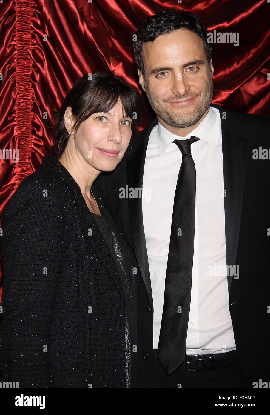 Premiere von A Gentleman Führer zu lieben und zu Morden an Walter Kerr Theatre - Ankünfte.  Mitwirkende: Ilana Levine, Dominic Fumusa Where: New York, New York, Vereinigte Staaten von Amerika bei: 17. November 2013 Stockfoto