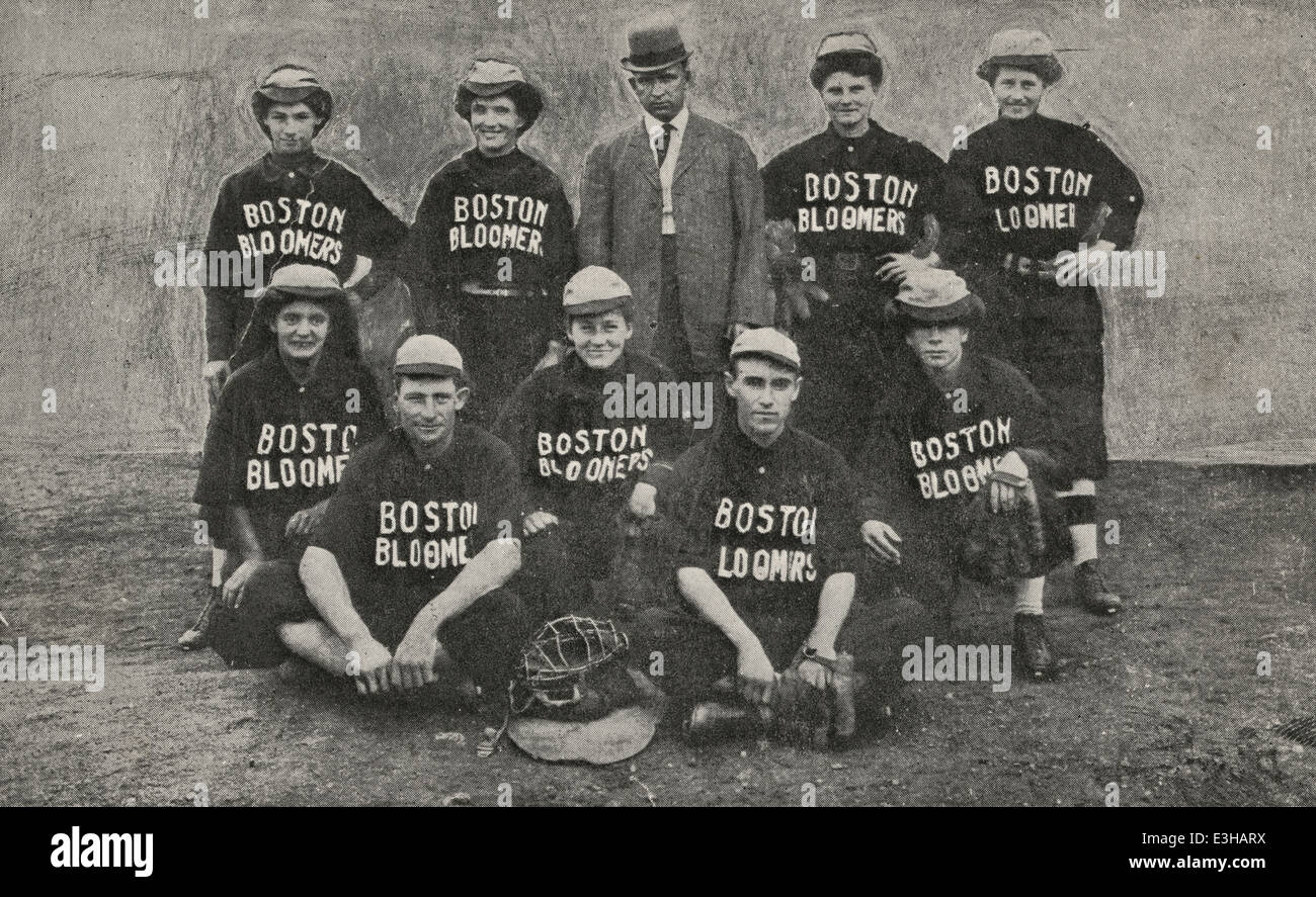 Boston national Bloomer Mädchen base Ball club, l.j. Galbraith, Urheber und Eigentümer - Postkarte zeigt neun Mitglieder des Boston National Bloomer Mädchen Base Ball Club, Baseball Uniformen, posierte mit l.j. Galbraith in der Mitte. 1900 Stockfoto