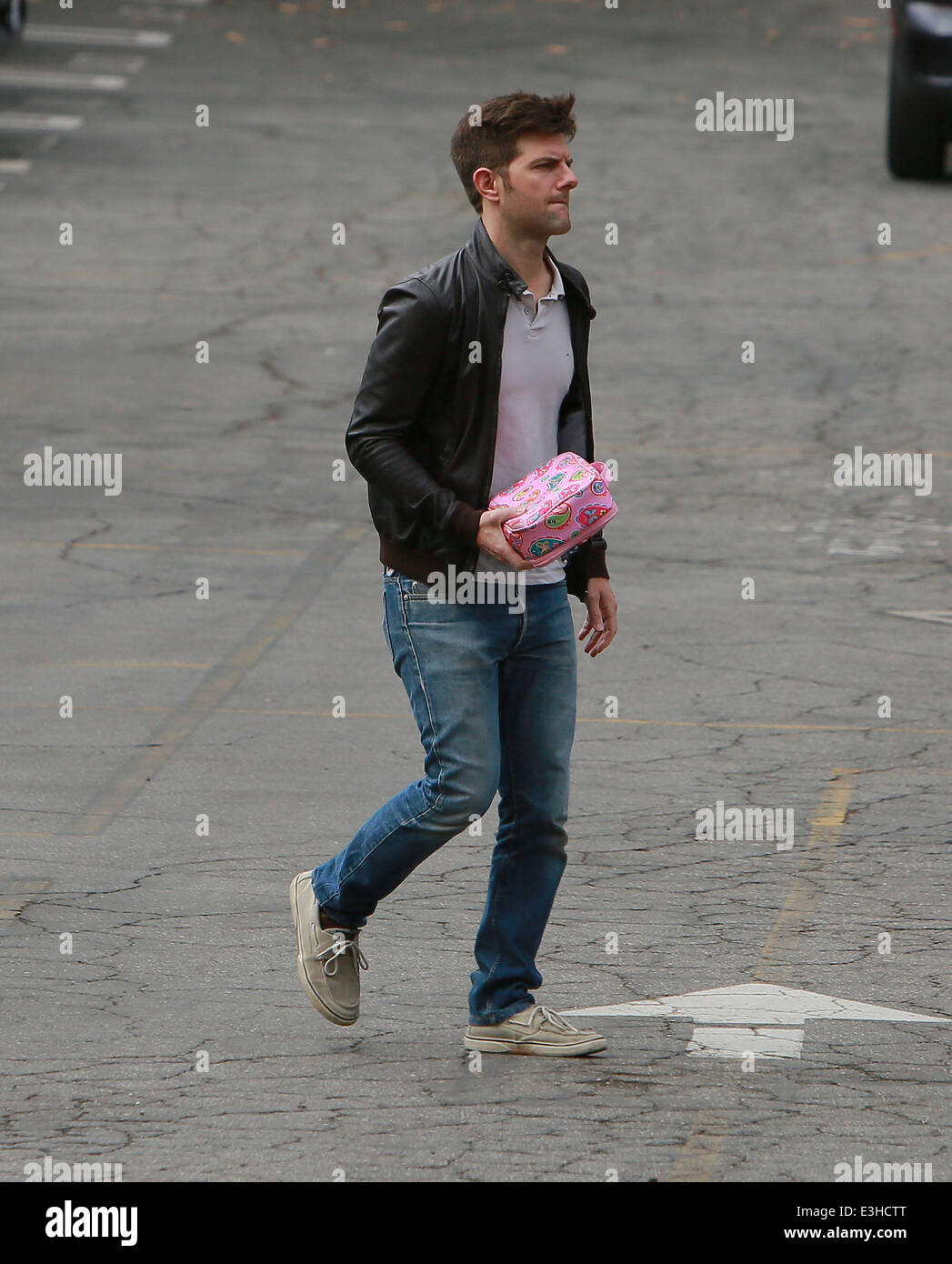 Adam Scott Parks & Rec Ruhm bringt seine Töchter Schultasche in eine Vorschule mit Los Angeles: Adam Scott Where: Los Angeles, California, Vereinigte Staaten von Amerika bei: 20. November 2013 Stockfoto