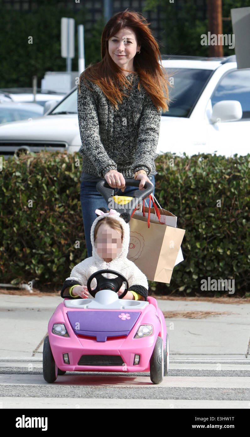 Alyson Hannigan und Ehemann Alexis Denisof schieben ihre Tochter Keeva in ein Spielzeugauto während Sie einkaufen Featuring: Alyson Hannigan, Keeva Jane Denisof Where: Los Angeles, California, Vereinigte Staaten von Amerika bei: 22. November 2013 Stockfoto