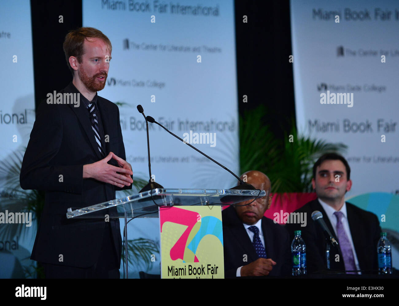 U.S. House of Vertreter John Lewis besucht Miami Book Fair International 2013 zur Förderung seiner "März grafische Roman" mit: Nate Powell, John Lewis, Andrew Aydin Where: Miami, Florida, USA bei: 22. November 2013 Stockfoto