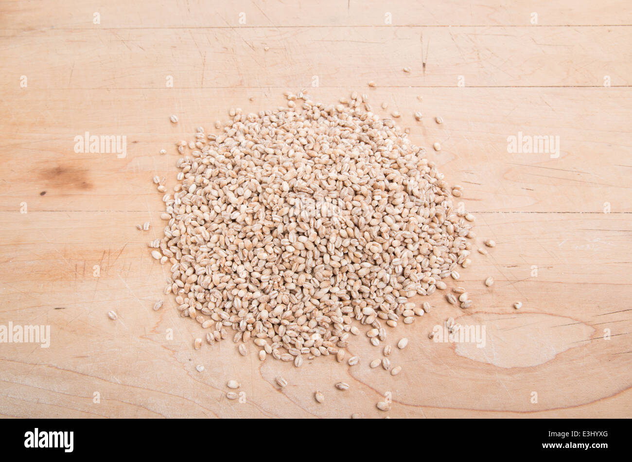 ganze Dinkel Getreide (Triticum Aestivum var.spelta) in einem Haufen auf Holz (14 von 15) Stockfoto