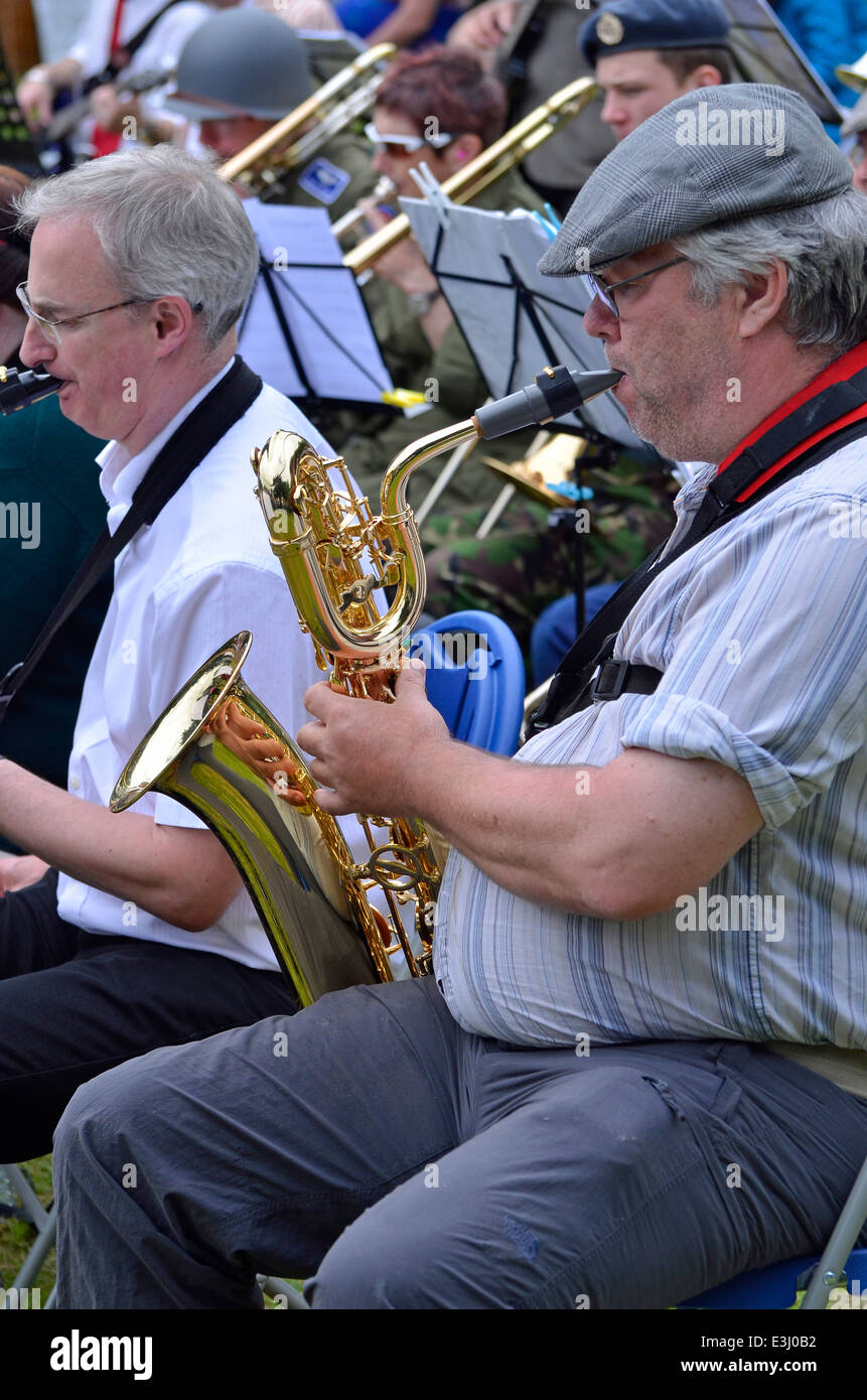 WW2-Re-enactment in Tracht in einer Brass Band auf einer Veranstaltung in Hampshire, England. Moderne Instrumente und sound-System. Stockfoto