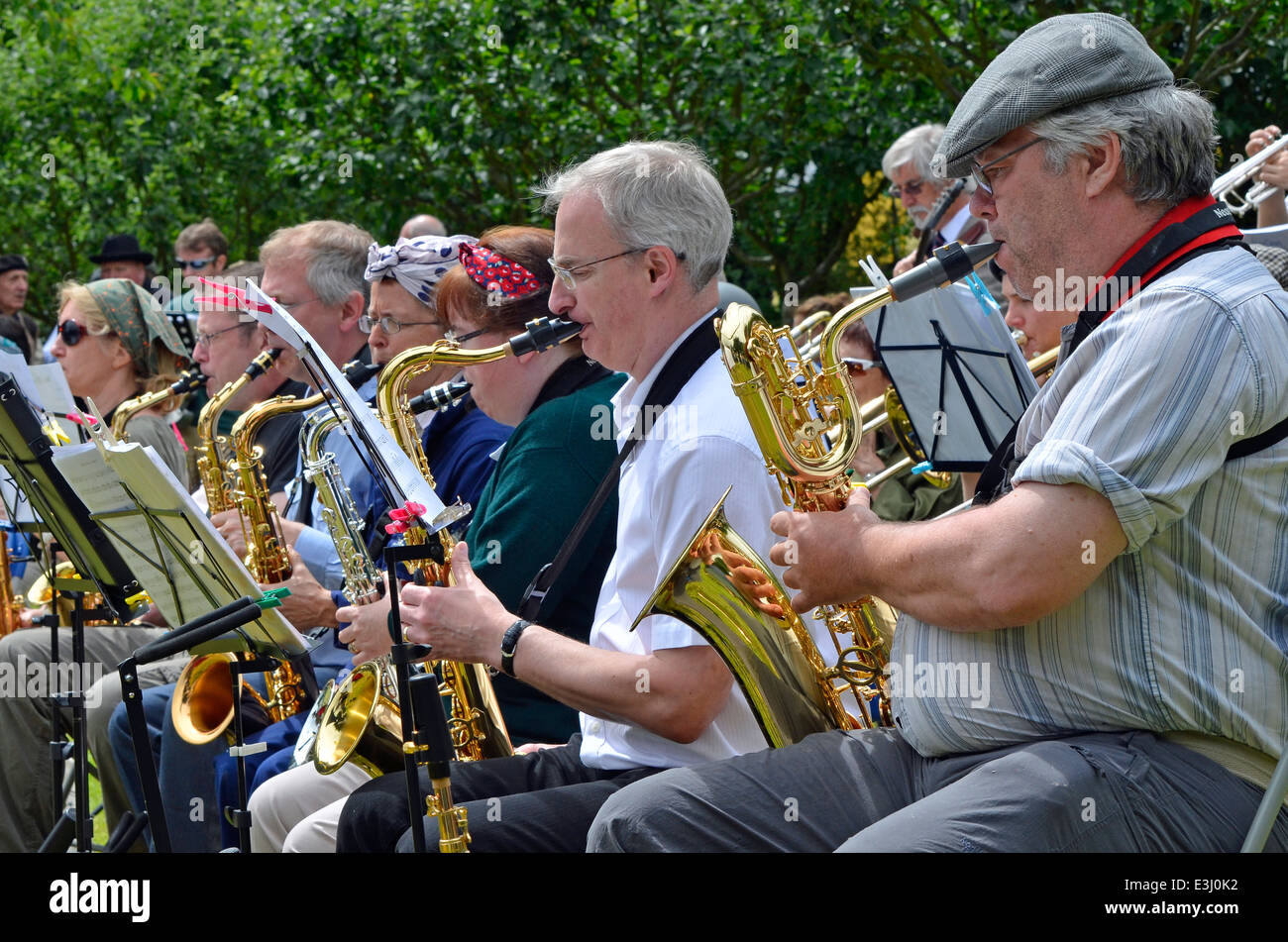 WW2-Re-enactment in Tracht in einer Brass Band auf einer Veranstaltung in Hampshire, England. Moderne Instrumente und sound-System. Stockfoto