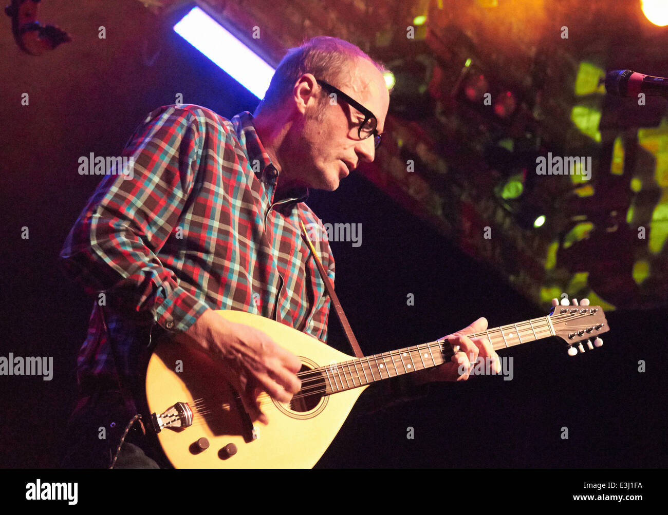 Adrian Edmondson und seiner band The schlechten Hirten erklingt in The Brook Featuring: Adrian Edmondson Where: Southampton, Vereinigtes Königreich: 24. November 2013 Stockfoto