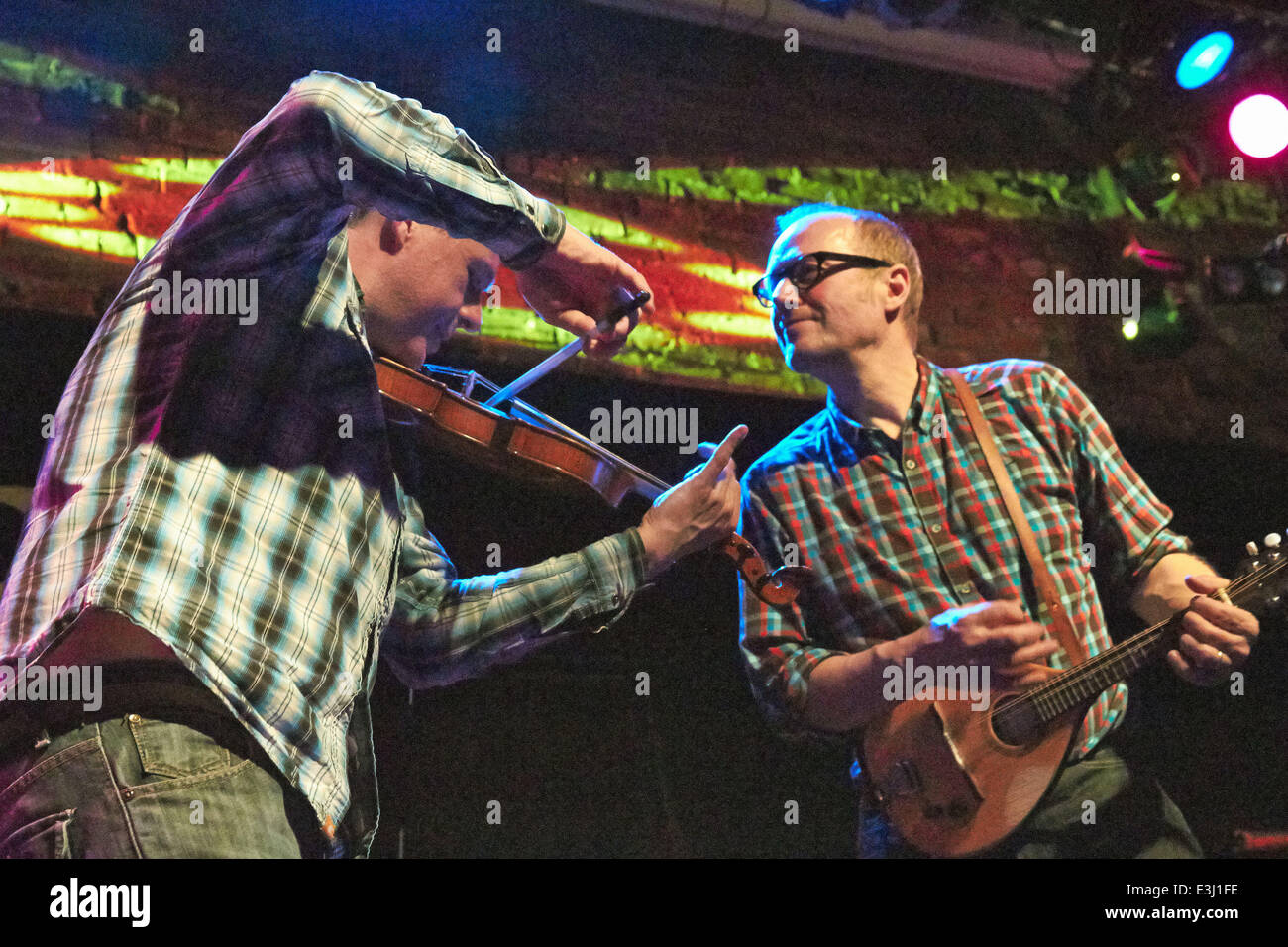 Adrian Edmondson und seiner band The schlechten Hirten erklingt in The Brook Featuring: Andy Dinan, Adrian Edmondson Where: Southampton, Vereinigtes Königreich: 24. November 2013 Stockfoto