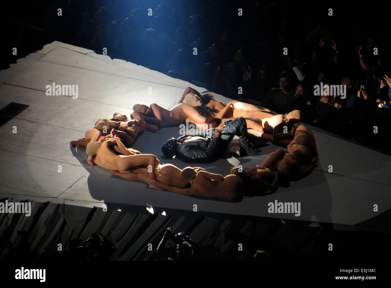 Kanye West führt zu einem ausverkauften Publikum im Madison Square Garden im Rahmen seiner "Yeezus"-Tour. Die exzentrische Rapper durchgeführt, das gesamte Konzert trägt eine Maske, bis zum bitteren Ende, wenn er sein Gesicht offenbart. West war auch begleitet auf Stadium von einem Mann depi Stockfoto