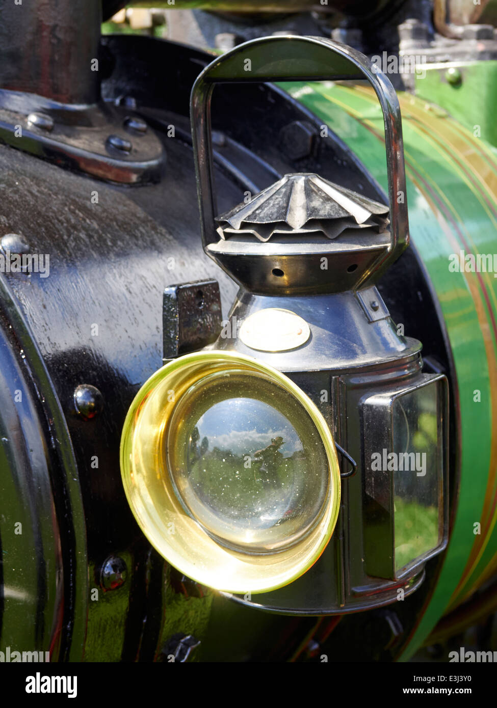 Paraffin-Scheinwerfer mit Messing Lünette und Bulls-Eye-Objektiv auf einen Dampftraktor. Stockfoto