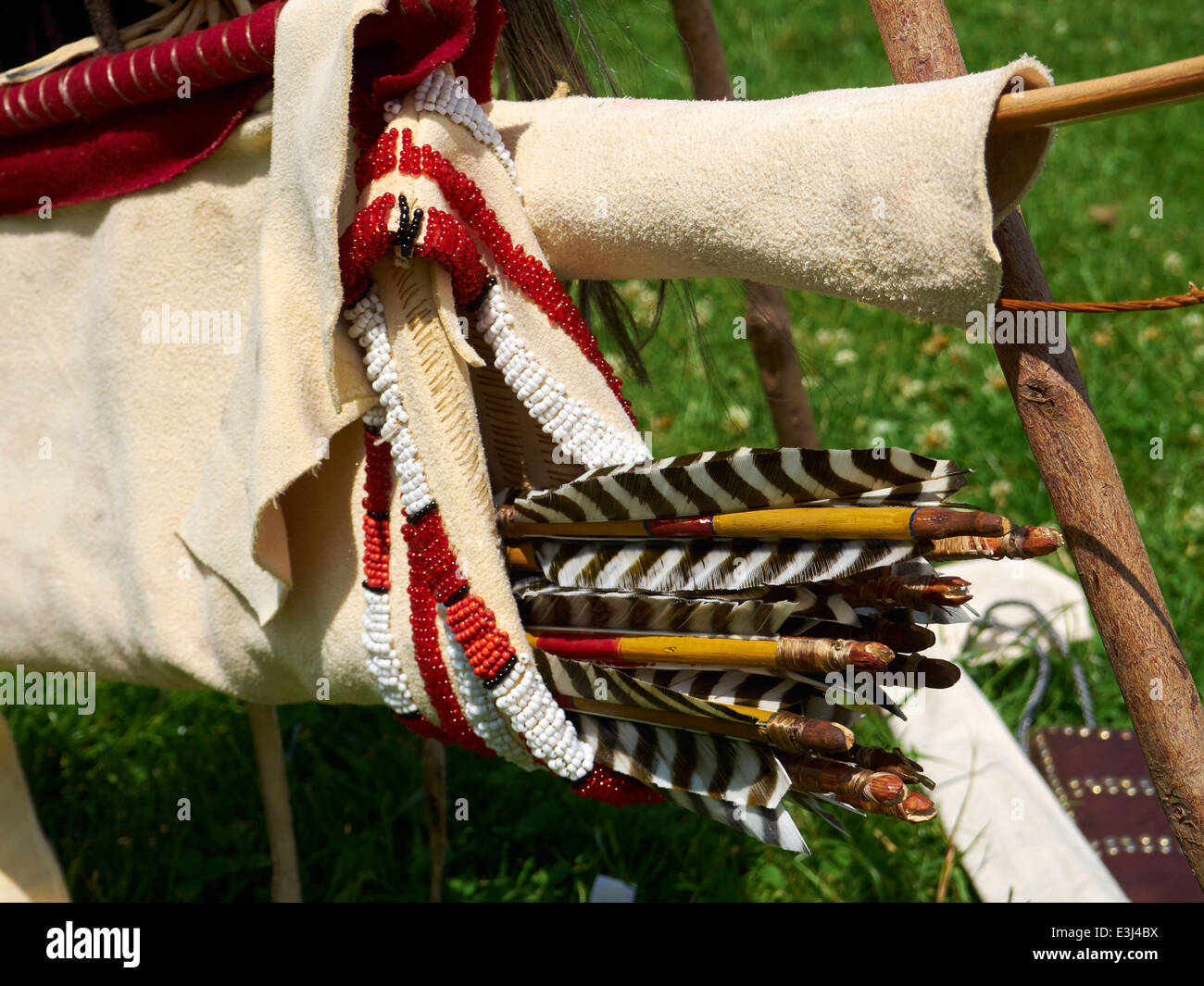 Native American Indian (Indianer) Pfeile in einem Leder Köcher. Stockfoto
