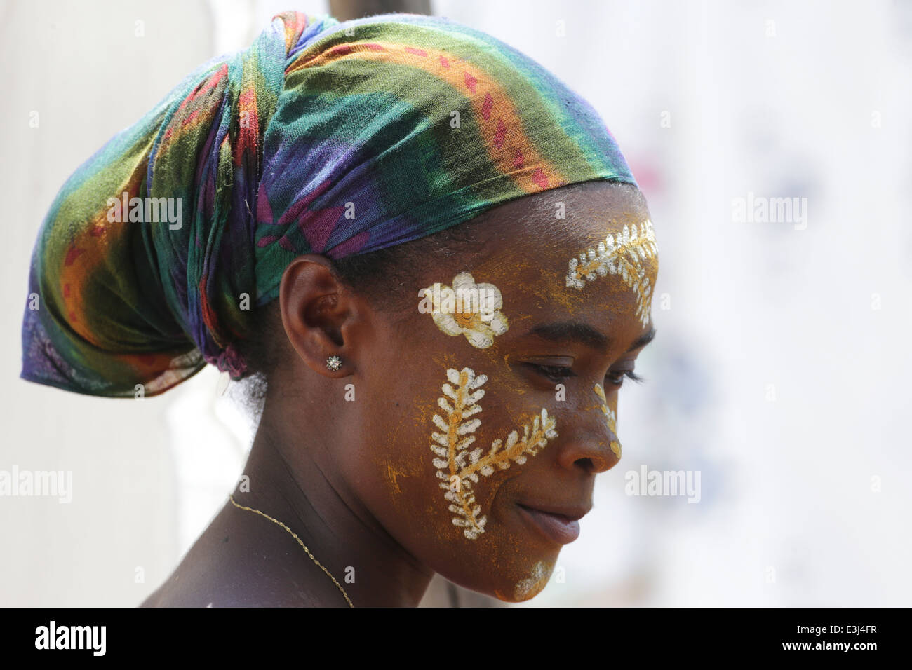 Madagaskar, junge Frau mit bemaltem Gesicht Stockfoto