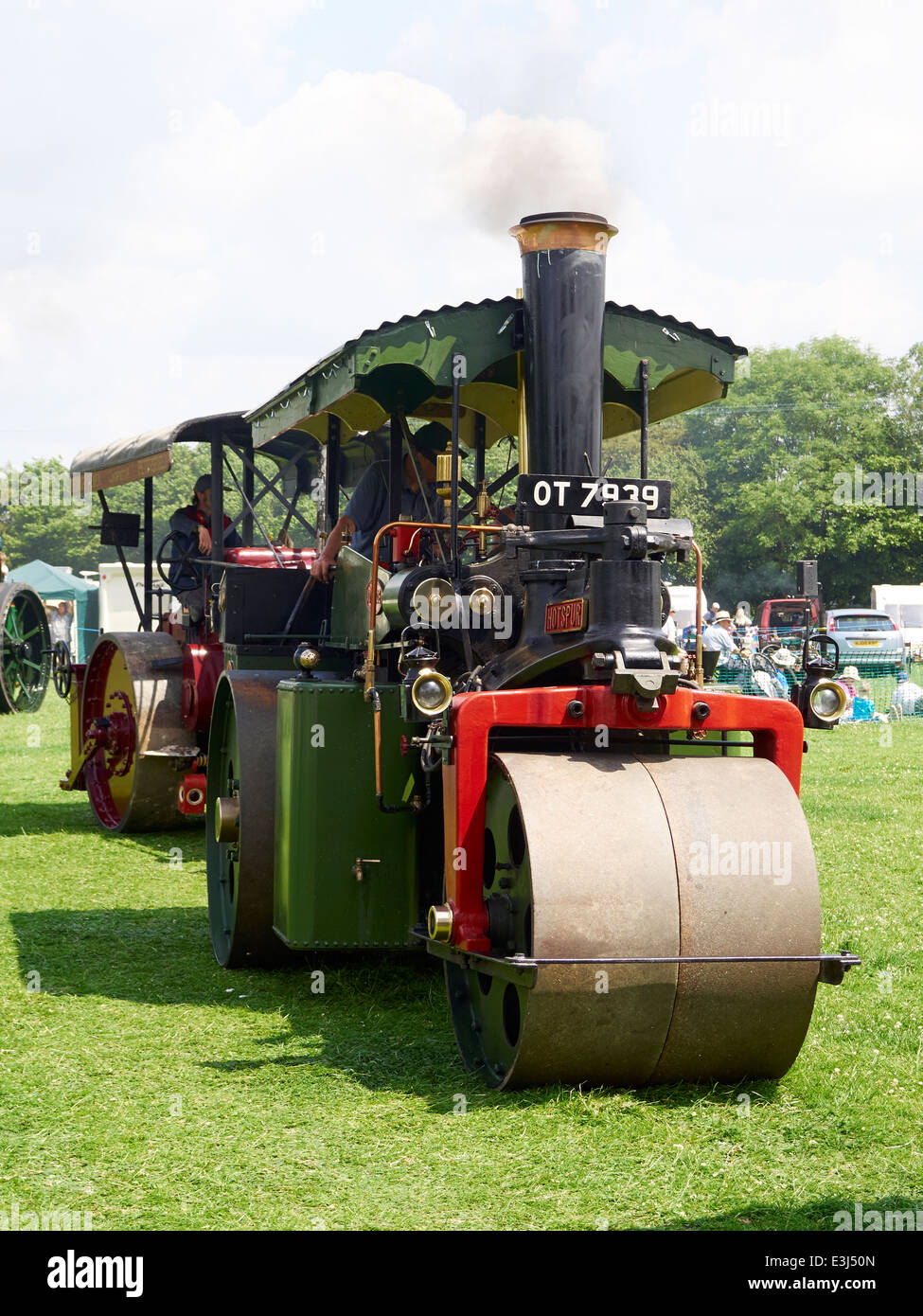 Dampf-Lokomobile und Dampfwalzen auf der Parade zu einem Dampf und Oldtimer-Rallye in Hampshire, England im Juni 1014. Stockfoto