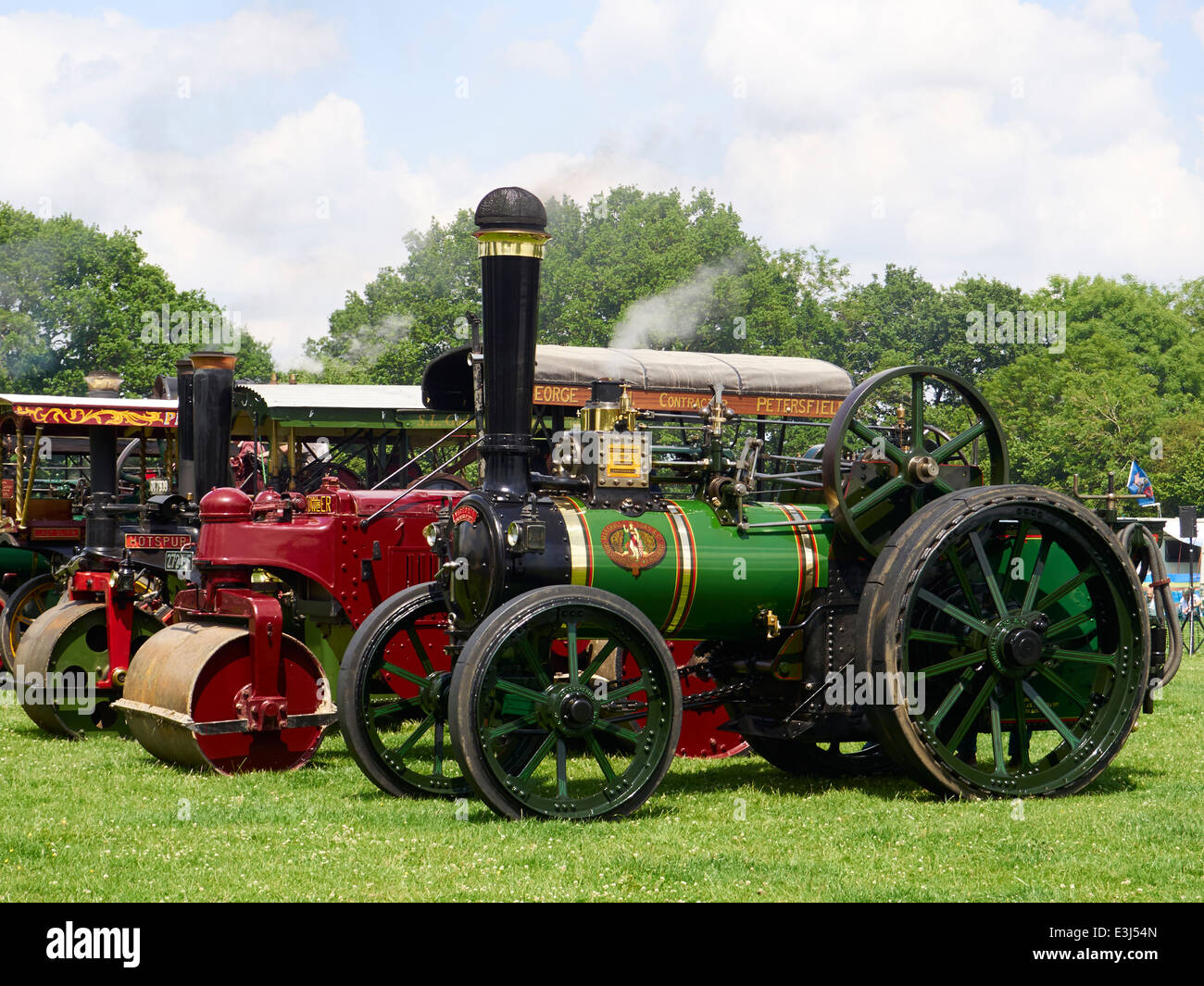 Dampf-Lokomobile und Dampfwalzen auf der Parade zu einem Dampf und Oldtimer-Rallye in Hampshire, England im Juni 1014. Stockfoto