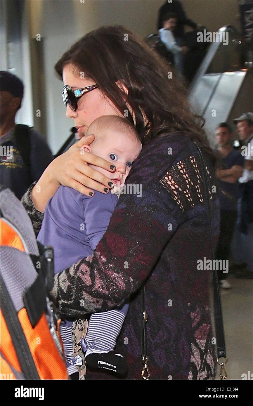 Lady Antebellum Sängerin Hillary Scott am Los Angeles International Airport (LAX) mit Tochter Eisele Kaye in ihr Arme Featuring: Hillary Scott, Eisele Kaye Tyrrell wo: Los Angeles, California, Vereinigte Staaten von Amerika bei: 27. November 2013 Stockfoto