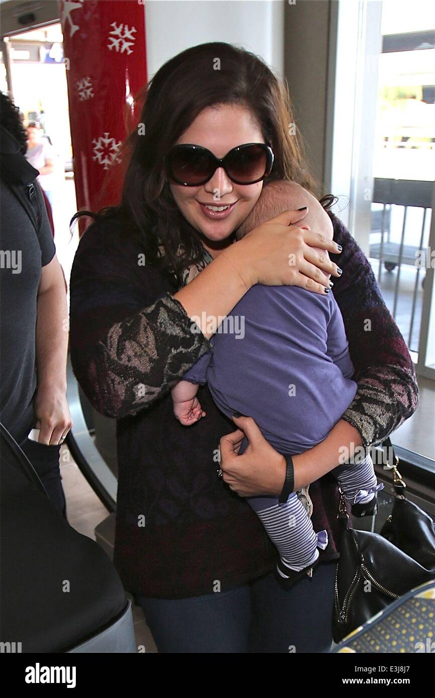 Lady Antebellum Sängerin Hillary Scott am Los Angeles International Airport (LAX) mit Tochter Eisele Kaye in ihr Arme Featuring: Hillary Scott, Eisele Kaye Tyrrell wo: Los Angeles, California, Vereinigte Staaten von Amerika bei: 27. November 2013 Stockfoto
