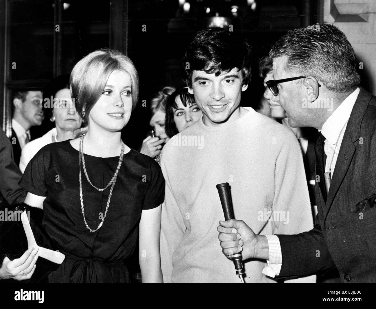 Ehe zwischen Catherine Deneuve und David Bailey, London 1965 Stockfoto