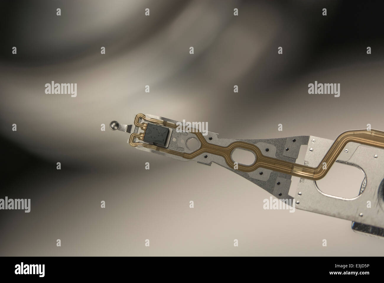 Makro - Foto von HDD-Schreib-Lese-Kopf und Platte hinter sich. Visuelle Metapher für das Konzept der Datensicherheit, File Storage. Die abstrakten Daten. Stockfoto
